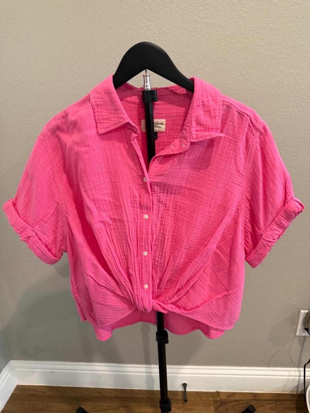 Universal Thread hot pink gauze knot waist button down top size medium